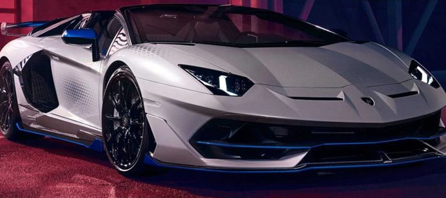 Ada mobil yang keren. Ada juga yang cepat. Tapi ada satu yang nggak bisa disamakan dengan lainnya—Aventador SVJ. Begitu suara mesinnya meraung, siapapun yang dengar langsung merinding. Bahkan sebelum muncul di tikungan, dentumannya udah bikin pengendara lain minggir pelan-pelan. Mobil ini bukan sekadar lambang kecepatan, melainkan juga simbol adrenalin yang meledak tanpa permisi. Setiap langkah pedal gas bukan cuma soal angka, tapi soal perasaan yang nggak bisa dijelaskan pakai kata biasa. Mesin Beringas, Suara Bikin Takjub Mesin V12 yang tertanam di dalam bodi sangar Aventador SVJ ibarat jantung raksasa yang selalu marah. Sekali hidup, suaranya nyaris nggak kasih ampun. Apalagi kalau gas dipelintir habis-habisan, telinga serasa dihantam petir yang datang dari dalam knalpot. Mesin bukan cuma sekadar pendorong, tapi jadi pusat drama yang memikat semua indera. Meskipun banyak supercar bermunculan, Aventador SVJ punya ciri khas sendiri: liar, berisik, dan nggak kenal ampun. Bahkan, mobil ini seolah ngomong ke semua orang, "Minggir, jalanan gue yang punya." Desain Agresif, Tapi Tetap Elegan Lihat sekilas, Aventador SVJ seperti mobil dari masa depan yang salah mendarat ke bumi. Bentuknya tajam, rendah, dan seolah mau terbang setiap saat. Tapi meskipun agresif, mobil ini tetap elegan, seimbang antara kekuatan dan kecantikan yang sulit ditandingi. Setiap lekukan bukan asal ada. Semuanya berkontribusi buat kasih kesan dominan. Nggak heran kalau banyak orang berhenti mendadak di pinggir jalan cuma buat liat mobil ini lewat. Bahkan mereka yang nggak ngerti otomotif pun bisa ngerasain aura "wah" dari jarak jauh. Setiap Tikungan Jadi Panggung Kalau ada mobil yang bisa bikin belokan biasa jadi panggung megah, itu Aventador SVJ. Bukan karena dramatis, tapi karena tiap momen ketika ban mencengkeram aspal, mata orang langsung nempel. Banyak yang nekat turun ke sirkuit atau jalan tol sepi demi ngerasain sensasi tikungan bareng mobil ini. Dan walaupun nggak semua orang bisa nyetirnya, nonton aja udah cukup buat bikin jantung berdebar. Kecepatannya nggak cuma soal angka, tapi soal emosi yang dipompa sampai batas paling ujung. Mobil yang Nggak Punya Kata "Biasa" Aventador SVJ kayak sengaja diciptakan buat orang yang bosen sama hidup normal. Ini bukan kendaraan buat ke kantor atau nganter anak sekolah. Mobil ini dibuat buat mereka yang pengen sesuatu yang ekstrem, penuh suara, dan nendang rasa puas sampai ke ubun-ubun. Duduk di balik setirnya nggak kayak duduk di mobil biasa. Tangan bakal kaku karena grip erat di kemudi, mata bakal terus mantau garis jalan, dan kuping? Kuping bakal terus diserbu suara ledakan kecil dari knalpot setiap kali gigi berpindah. Kesimpulan: Aventador SVJ Bukan Sekadar Mobil, Tapi Peristiwa Kalau disuruh rangkum Aventador SVJ dalam satu kata, jawabannya adalah: gila. Tapi gila yang bikin ketagihan. Mobil ini nggak dibuat buat semua orang, dan memang seharusnya begitu. Aventador SVJ hadir bukan untuk disukai semua orang, tapi untuk dipuja oleh mereka yang ngerti arti kecepatan dan gaya tanpa kompromi. Setiap kali mobil ini lewat, dunia berhenti sebentar. Orang-orang noleh, anak-anak teriak, dan pengendara lain melambat. Aventador SVJ berhasil mengubah jalanan jadi runway pribadi, dan bikin setiap momen jadi layaknya adegan film aksi. Kalau kamu ngerasa hidup terlalu datar, mungkin saatnya liat (atau kalau bisa, coba) Aventador SVJ. Tapi siap-siap, karena sekali jatuh cinta, mobil lain bakal terasa hambar.