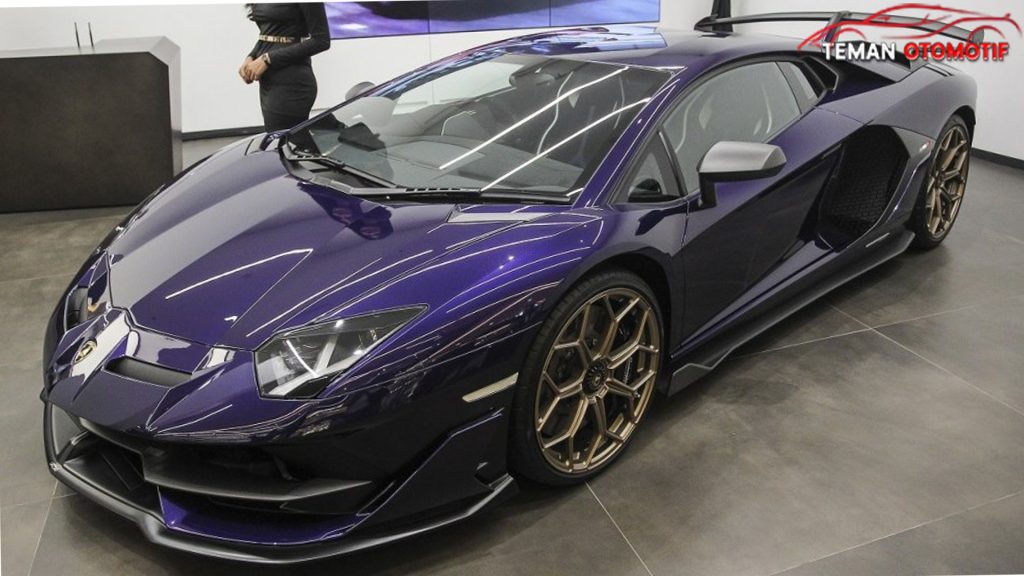 Ada mobil yang keren. Ada juga yang cepat. Tapi ada satu yang nggak bisa disamakan dengan lainnya—Aventador SVJ. Begitu suara mesinnya meraung, siapapun yang dengar langsung merinding. Bahkan sebelum muncul di tikungan, dentumannya udah bikin pengendara lain minggir pelan-pelan. Mobil ini bukan sekadar lambang kecepatan, melainkan juga simbol adrenalin yang meledak tanpa permisi. Setiap langkah pedal gas bukan cuma soal angka, tapi soal perasaan yang nggak bisa dijelaskan pakai kata biasa. Mesin Beringas, Suara Bikin Takjub Mesin V12 yang tertanam di dalam bodi sangar Aventador SVJ ibarat jantung raksasa yang selalu marah. Sekali hidup, suaranya nyaris nggak kasih ampun. Apalagi kalau gas dipelintir habis-habisan, telinga serasa dihantam petir yang datang dari dalam knalpot. Mesin bukan cuma sekadar pendorong, tapi jadi pusat drama yang memikat semua indera. Meskipun banyak supercar bermunculan, Aventador SVJ punya ciri khas sendiri: liar, berisik, dan nggak kenal ampun. Bahkan, mobil ini seolah ngomong ke semua orang, "Minggir, jalanan gue yang punya." Desain Agresif, Tapi Tetap Elegan Lihat sekilas, Aventador SVJ seperti mobil dari masa depan yang salah mendarat ke bumi. Bentuknya tajam, rendah, dan seolah mau terbang setiap saat. Tapi meskipun agresif, mobil ini tetap elegan, seimbang antara kekuatan dan kecantikan yang sulit ditandingi. Setiap lekukan bukan asal ada. Semuanya berkontribusi buat kasih kesan dominan. Nggak heran kalau banyak orang berhenti mendadak di pinggir jalan cuma buat liat mobil ini lewat. Bahkan mereka yang nggak ngerti otomotif pun bisa ngerasain aura "wah" dari jarak jauh. Setiap Tikungan Jadi Panggung Kalau ada mobil yang bisa bikin belokan biasa jadi panggung megah, itu Aventador SVJ. Bukan karena dramatis, tapi karena tiap momen ketika ban mencengkeram aspal, mata orang langsung nempel. Banyak yang nekat turun ke sirkuit atau jalan tol sepi demi ngerasain sensasi tikungan bareng mobil ini. Dan walaupun nggak semua orang bisa nyetirnya, nonton aja udah cukup buat bikin jantung berdebar. Kecepatannya nggak cuma soal angka, tapi soal emosi yang dipompa sampai batas paling ujung. Mobil yang Nggak Punya Kata "Biasa" Aventador SVJ kayak sengaja diciptakan buat orang yang bosen sama hidup normal. Ini bukan kendaraan buat ke kantor atau nganter anak sekolah. Mobil ini dibuat buat mereka yang pengen sesuatu yang ekstrem, penuh suara, dan nendang rasa puas sampai ke ubun-ubun. Duduk di balik setirnya nggak kayak duduk di mobil biasa. Tangan bakal kaku karena grip erat di kemudi, mata bakal terus mantau garis jalan, dan kuping? Kuping bakal terus diserbu suara ledakan kecil dari knalpot setiap kali gigi berpindah. Kesimpulan: Aventador SVJ Bukan Sekadar Mobil, Tapi Peristiwa Kalau disuruh rangkum Aventador SVJ dalam satu kata, jawabannya adalah: gila. Tapi gila yang bikin ketagihan. Mobil ini nggak dibuat buat semua orang, dan memang seharusnya begitu. Aventador SVJ hadir bukan untuk disukai semua orang, tapi untuk dipuja oleh mereka yang ngerti arti kecepatan dan gaya tanpa kompromi. Setiap kali mobil ini lewat, dunia berhenti sebentar. Orang-orang noleh, anak-anak teriak, dan pengendara lain melambat. Aventador SVJ berhasil mengubah jalanan jadi runway pribadi, dan bikin setiap momen jadi layaknya adegan film aksi. Kalau kamu ngerasa hidup terlalu datar, mungkin saatnya liat (atau kalau bisa, coba) Aventador SVJ. Tapi siap-siap, karena sekali jatuh cinta, mobil lain bakal terasa hambar.Ada mobil yang keren. Ada juga yang cepat. Tapi ada satu yang nggak bisa disamakan dengan lainnya—Aventador SVJ. Begitu suara mesinnya meraung, siapapun yang dengar langsung merinding. Bahkan sebelum muncul di tikungan, dentumannya udah bikin pengendara lain minggir pelan-pelan. Mobil ini bukan sekadar lambang kecepatan, melainkan juga simbol adrenalin yang meledak tanpa permisi. Setiap langkah pedal gas bukan cuma soal angka, tapi soal perasaan yang nggak bisa dijelaskan pakai kata biasa. Mesin Beringas, Suara Bikin Takjub Mesin V12 yang tertanam di dalam bodi sangar Aventador SVJ ibarat jantung raksasa yang selalu marah. Sekali hidup, suaranya nyaris nggak kasih ampun. Apalagi kalau gas dipelintir habis-habisan, telinga serasa dihantam petir yang datang dari dalam knalpot. Mesin bukan cuma sekadar pendorong, tapi jadi pusat drama yang memikat semua indera. Meskipun banyak supercar bermunculan, Aventador SVJ punya ciri khas sendiri: liar, berisik, dan nggak kenal ampun. Bahkan, mobil ini seolah ngomong ke semua orang, "Minggir, jalanan gue yang punya." Desain Agresif, Tapi Tetap Elegan Lihat sekilas, Aventador SVJ seperti mobil dari masa depan yang salah mendarat ke bumi. Bentuknya tajam, rendah, dan seolah mau terbang setiap saat. Tapi meskipun agresif, mobil ini tetap elegan, seimbang antara kekuatan dan kecantikan yang sulit ditandingi. Setiap lekukan bukan asal ada. Semuanya berkontribusi buat kasih kesan dominan. Nggak heran kalau banyak orang berhenti mendadak di pinggir jalan cuma buat liat mobil ini lewat. Bahkan mereka yang nggak ngerti otomotif pun bisa ngerasain aura "wah" dari jarak jauh. Setiap Tikungan Jadi Panggung Kalau ada mobil yang bisa bikin belokan biasa jadi panggung megah, itu Aventador SVJ. Bukan karena dramatis, tapi karena tiap momen ketika ban mencengkeram aspal, mata orang langsung nempel. Banyak yang nekat turun ke sirkuit atau jalan tol sepi demi ngerasain sensasi tikungan bareng mobil ini. Dan walaupun nggak semua orang bisa nyetirnya, nonton aja udah cukup buat bikin jantung berdebar. Kecepatannya nggak cuma soal angka, tapi soal emosi yang dipompa sampai batas paling ujung. Mobil yang Nggak Punya Kata "Biasa" Aventador SVJ kayak sengaja diciptakan buat orang yang bosen sama hidup normal. Ini bukan kendaraan buat ke kantor atau nganter anak sekolah. Mobil ini dibuat buat mereka yang pengen sesuatu yang ekstrem, penuh suara, dan nendang rasa puas sampai ke ubun-ubun. Duduk di balik setirnya nggak kayak duduk di mobil biasa. Tangan bakal kaku karena grip erat di kemudi, mata bakal terus mantau garis jalan, dan kuping? Kuping bakal terus diserbu suara ledakan kecil dari knalpot setiap kali gigi berpindah. Kesimpulan: Aventador SVJ Bukan Sekadar Mobil, Tapi Peristiwa Kalau disuruh rangkum Aventador SVJ dalam satu kata, jawabannya adalah: gila. Tapi gila yang bikin ketagihan. Mobil ini nggak dibuat buat semua orang, dan memang seharusnya begitu. Aventador SVJ hadir bukan untuk disukai semua orang, tapi untuk dipuja oleh mereka yang ngerti arti kecepatan dan gaya tanpa kompromi. Setiap kali mobil ini lewat, dunia berhenti sebentar. Orang-orang noleh, anak-anak teriak, dan pengendara lain melambat. Aventador SVJ berhasil mengubah jalanan jadi runway pribadi, dan bikin setiap momen jadi layaknya adegan film aksi. Kalau kamu ngerasa hidup terlalu datar, mungkin saatnya liat (atau kalau bisa, coba) Aventador SVJ. Tapi siap-siap, karena sekali jatuh cinta, mobil lain bakal terasa hambar.