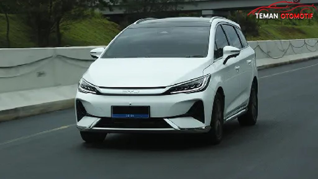 BYD M6 vs Veloz Hybrid: Adu Hemat Biaya Lengkap!