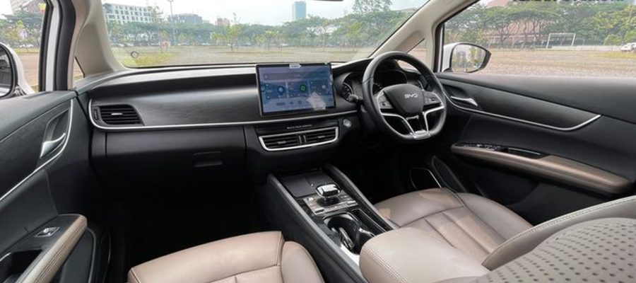 BYD M6 vs Veloz Hybrid: Adu Hemat Biaya Lengkap!